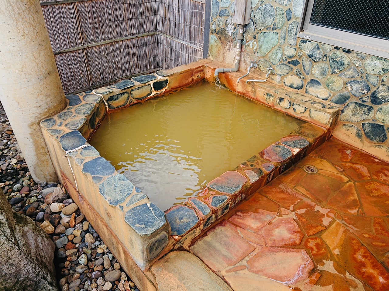 真っ茶色の極上温泉を家族風呂で満喫…