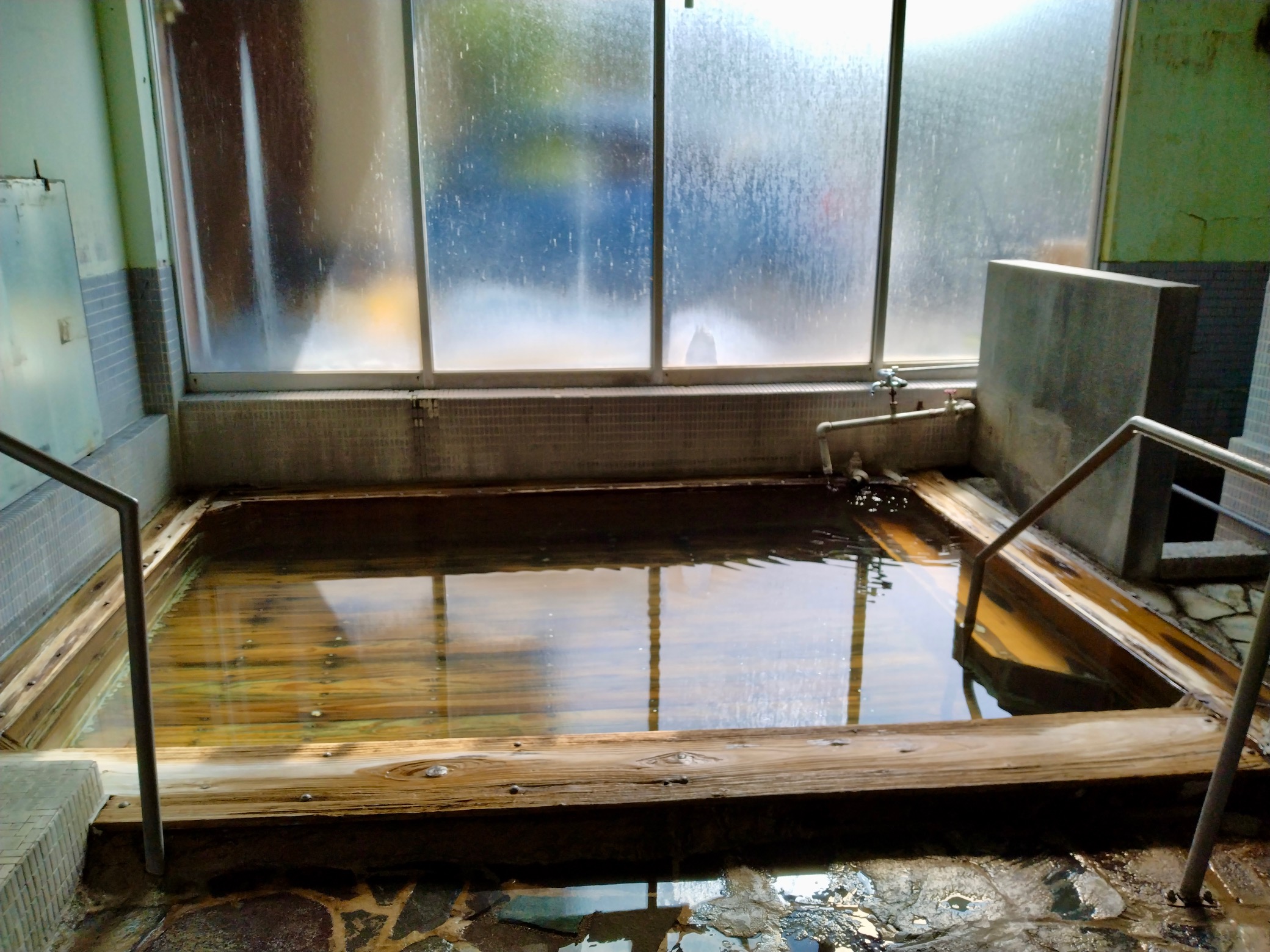 今でも湯治場の雰囲気を残す素朴な湯宿…