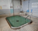 住宅街に溶け込むように建つ共同浴場…
