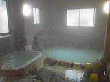 ユニークな浴室で濃厚な硫黄泉を楽しめます