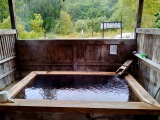 源泉かけ流しの内湯とワイルドな露天風呂… 源泉かけ流しの内湯とワイルドな露天風呂…