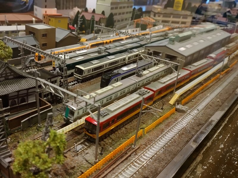 茶色・塩味の温泉となぜか鉄道ジオラマ　…