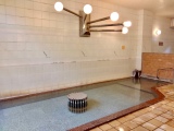 八角形の屋根が特徴的な黄色い湯宿…
