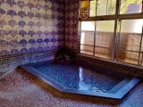 多くのタイルが美しい源泉かけ流しの内湯… 多くのタイルが美しい源泉かけ流しの内湯…