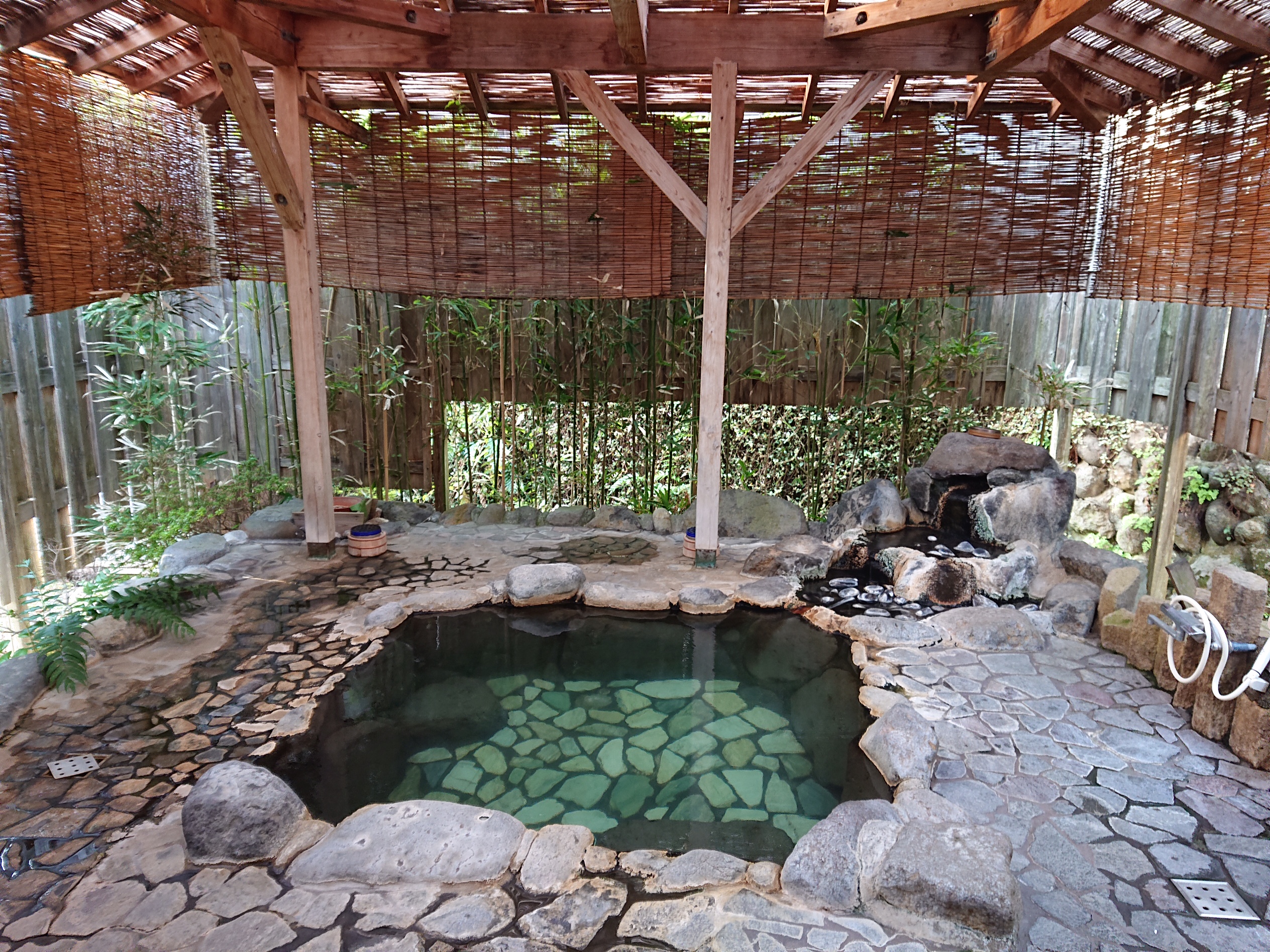 伊豆片瀬温泉の海辺に建つ穴場的な湯宿…