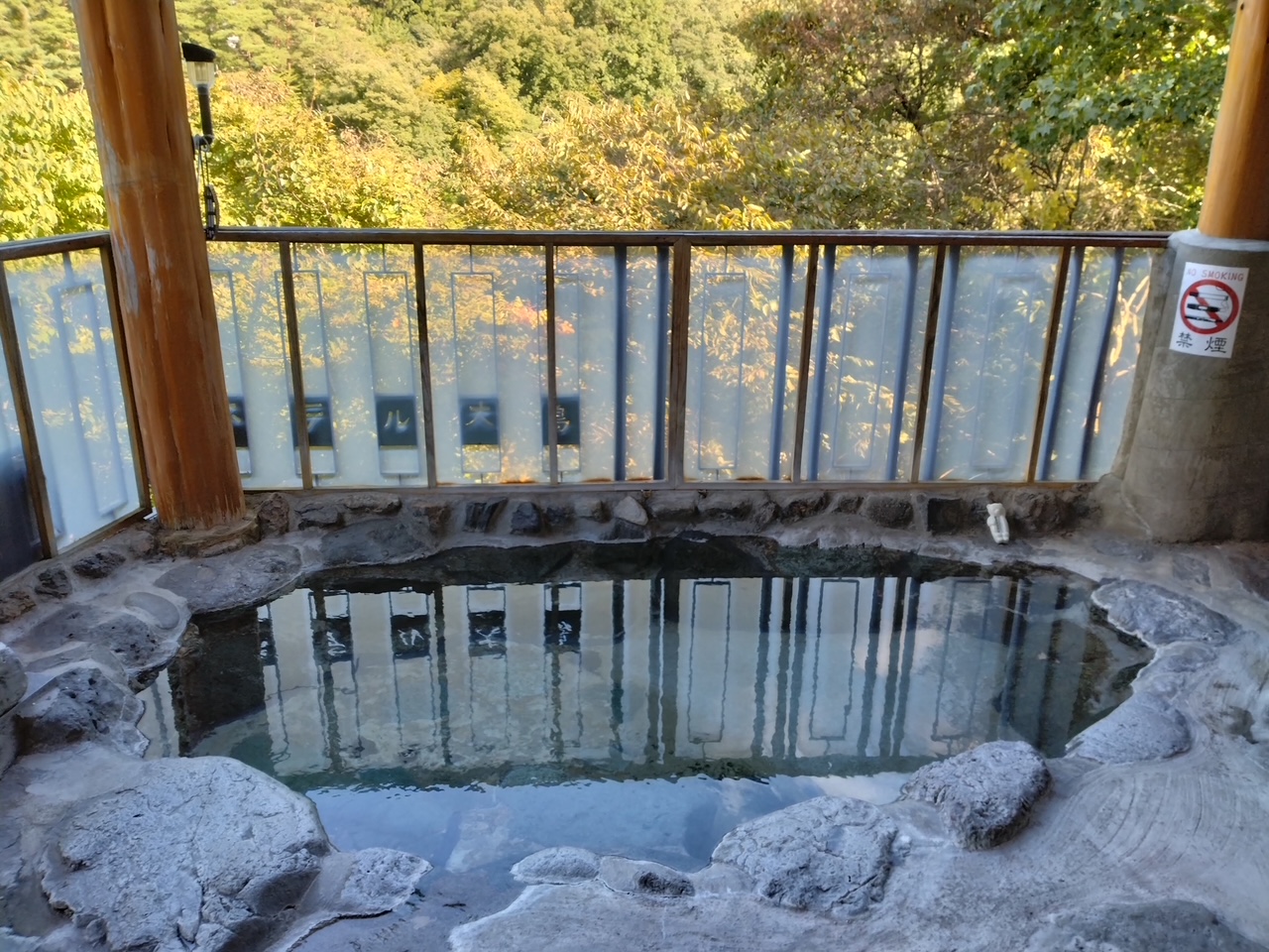 内湯の窓からも行けちゃう絶景露天風呂…