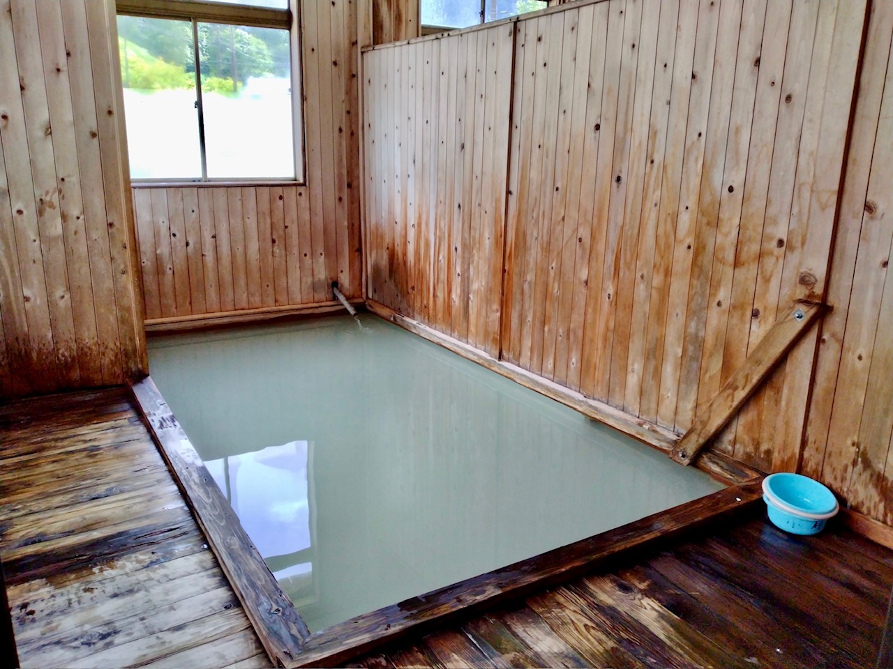 湯治場の雰囲気を強く残す泥湯温泉の湯処…