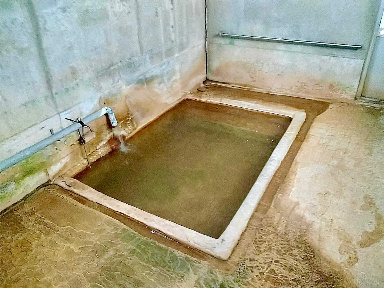 棚田状の温泉成分の析出物を眺めながら…