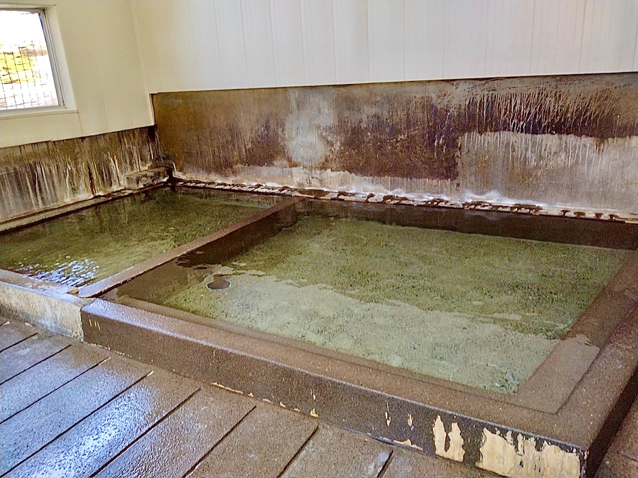 地元の方に愛される赤瓦屋根の激渋湯処…