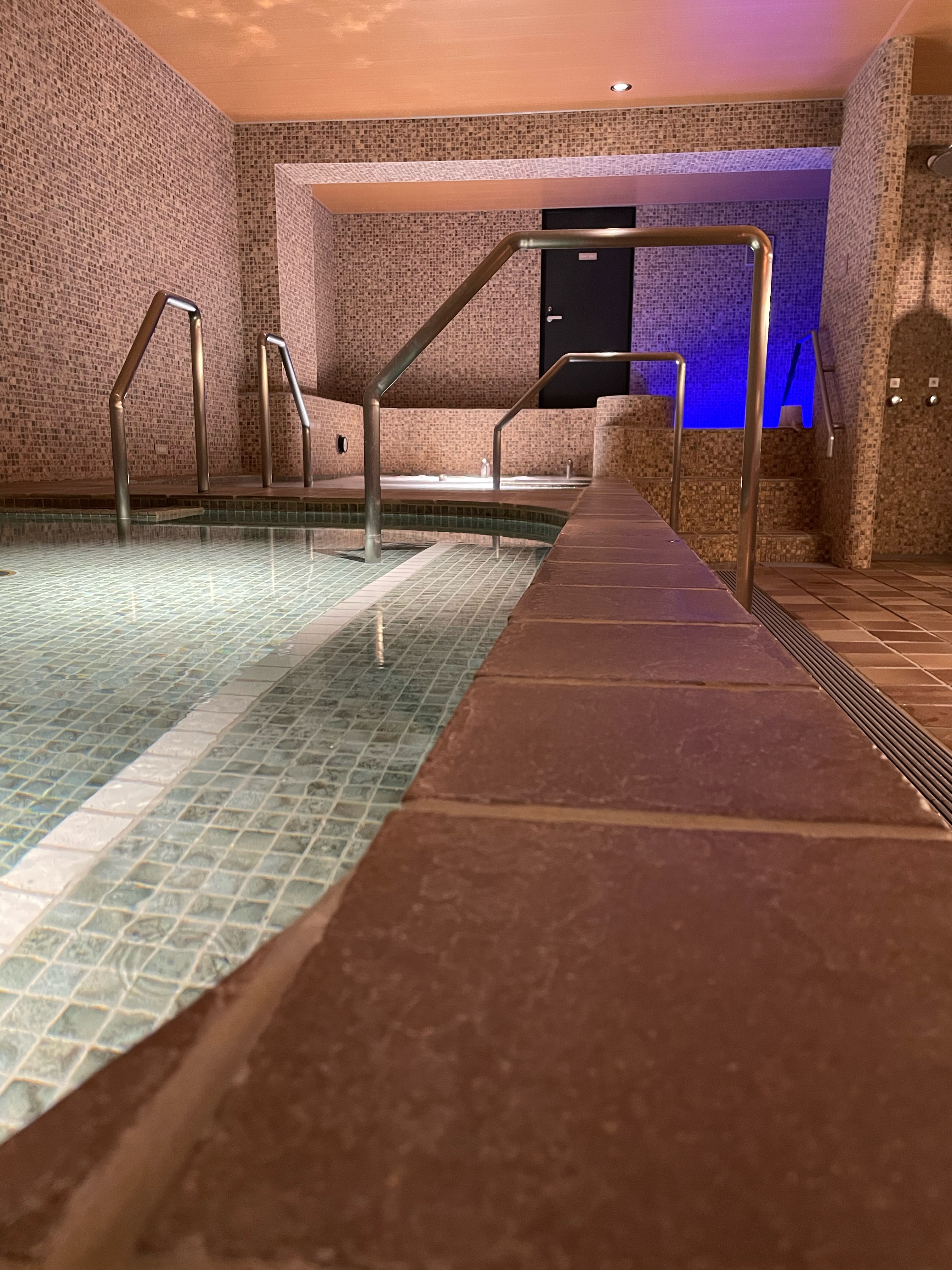 階段を下り、東京では減りがちな触れ合い…