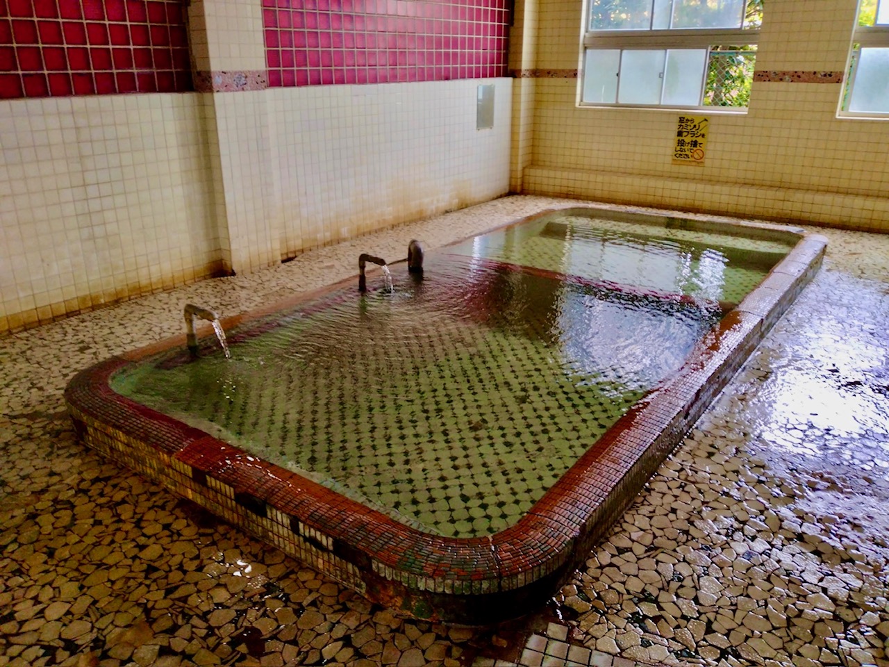地域に溶け込む鄙びた地元密着の公衆浴場…