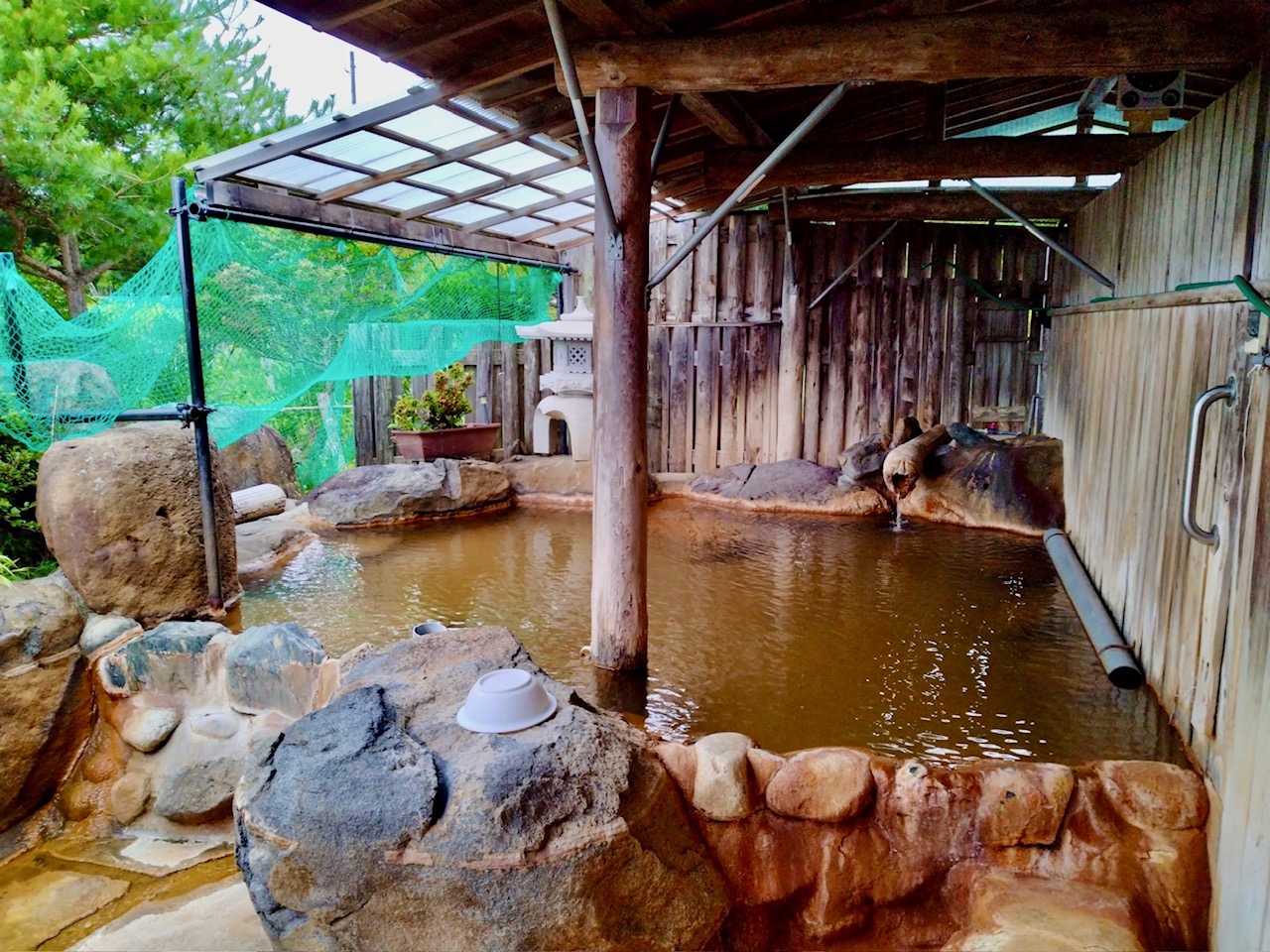 高原の別荘地にある露天風呂だけの湯処…