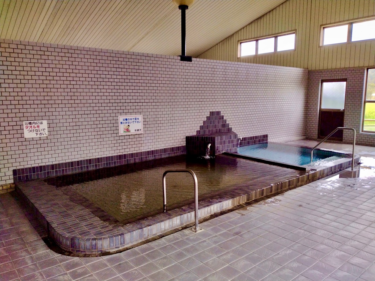 お寺の境内で賑わう源泉かけ流し湯処…