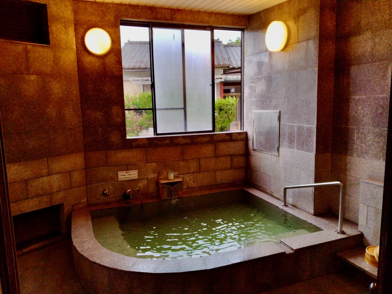 小ぶりな浴槽にかけ流される極上湯…