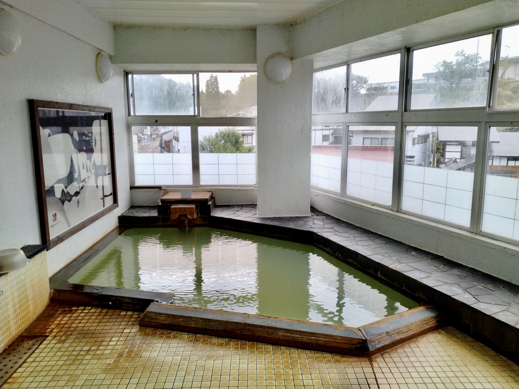 柳津の街並みを望む源泉かけ流しの大浴場…