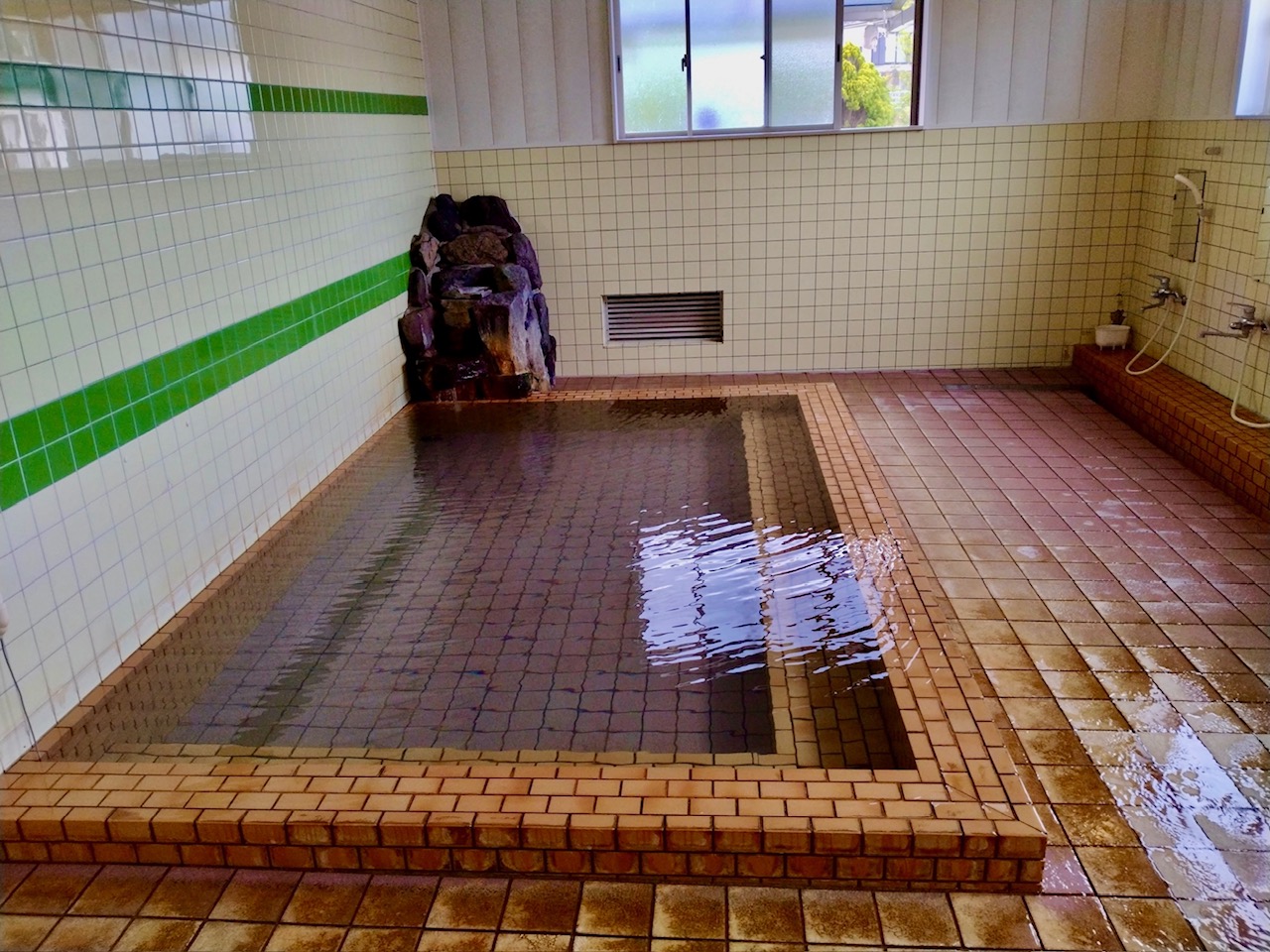 さつま町の宿泊もできる源泉かけ流し湯処…