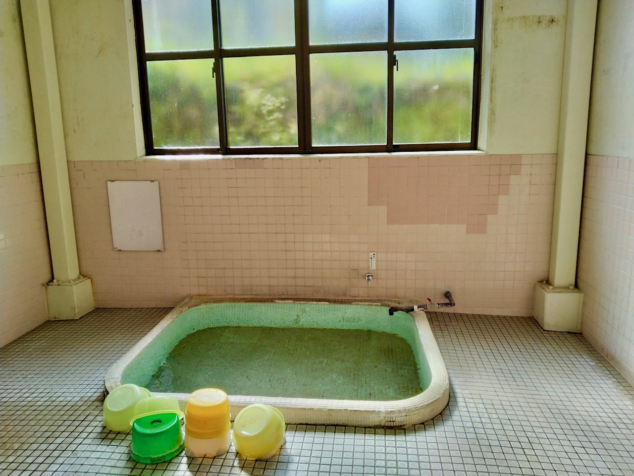 市比野温泉の見つけにくい鄙びた公衆浴場…