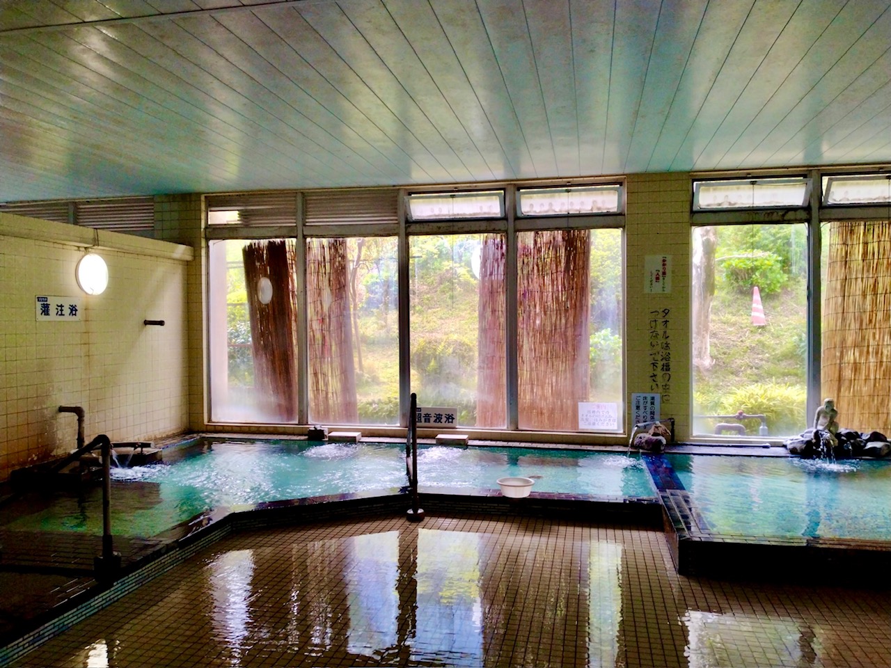 すごいツルツルの湯に思わずニンマリ…