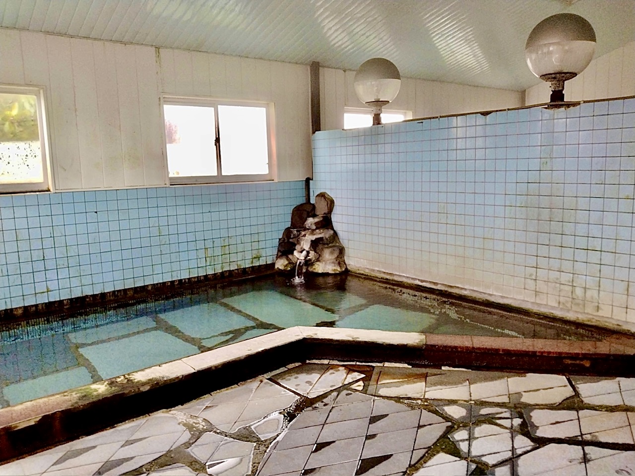 鄙びきった感じの昭和レトロな公衆浴場…