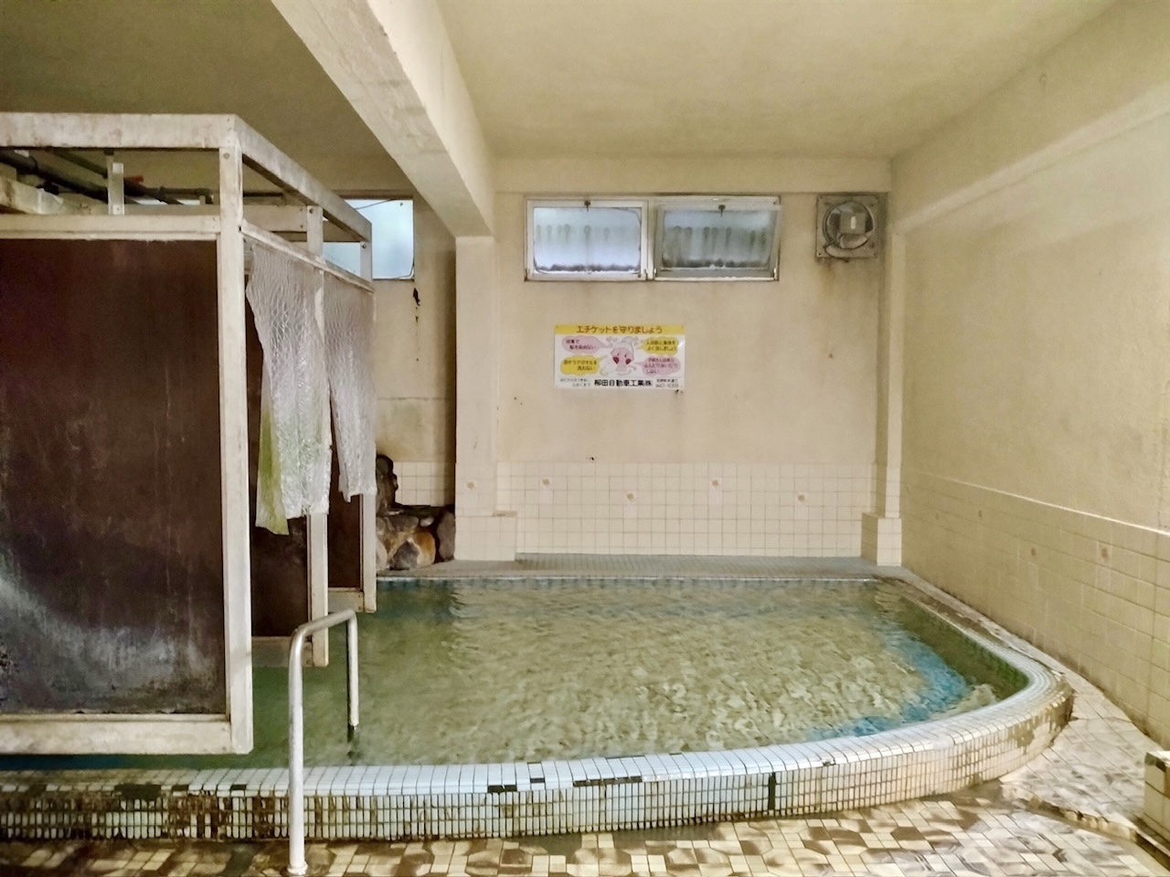 のどかな場所にポツンとある鄙びた湯処…