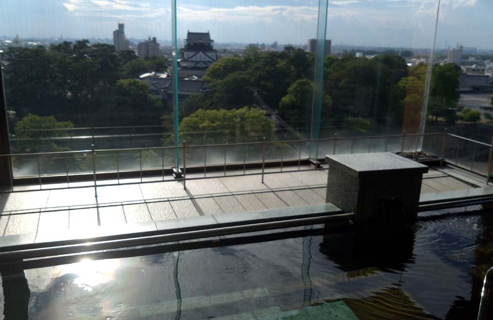 9F展望浴場からは岡崎城が拝めます。　…