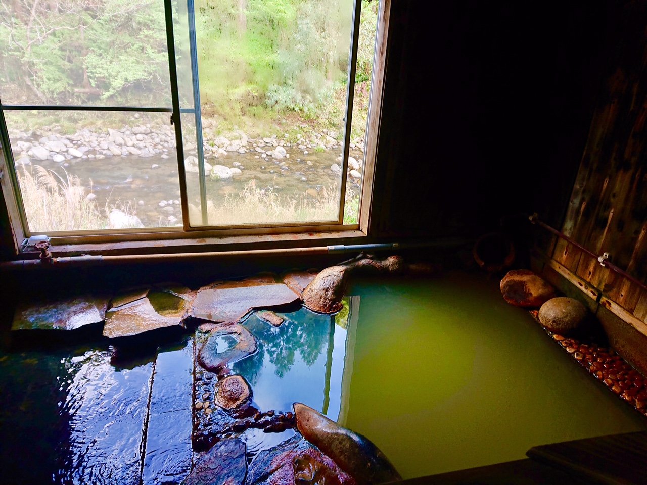 緑褐色の源泉が溢れる無人の貸切温泉…